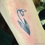 Фото тату цветок подснежника 19.04.22 №0158 - snowdrop flower tattoo tatufoto.com