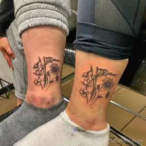 Парные татуировки подснежников и ромашек на лодыжках двух людей. Нежный и символичный дизайн для близких людей.