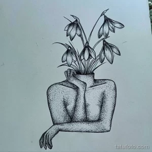 Черно-белый эскиз татуировки, изображающий женский торс, из которого растут подснежники. Детализированный рисунок для вдохновения.