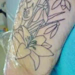 Фото тату цветок подснежника 19.04.22 №0261 - snowdrop flower tattoo tatufoto.com