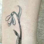 Фото тату цветок подснежника 19.04.22 №0272 - snowdrop flower tattoo tatufoto.com