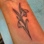 Фото тату цветок подснежника 19.04.22 №0281 - snowdrop flower tattoo tatufoto.com