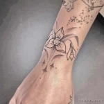 Фото тату цветок подснежника 19.04.22 №0294 - snowdrop flower tattoo tatufoto.com