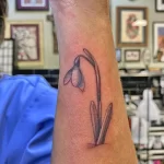 Фото тату цветок подснежника 19.04.22 №0300 - snowdrop flower tattoo tatufoto.com