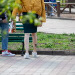 Большая цветная тату с цветами на левой ноге девушки 2
