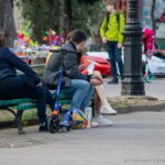 Большая цветная тату с цветами на левой ноге девушки 3