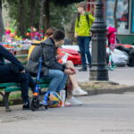 Большая цветная тату с цветами на левой ноге девушки 5