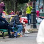 Большая цветная тату с цветами на левой ноге девушки 8