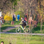 Велосипедист с крупной тату на левой руке 1