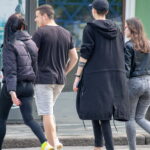 Девушка с тату две черные полосы на левой руке 6