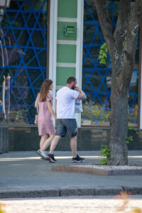 Фото тату на руке мужчины: детализированный рисунок, вид сбоку, уличная фотография, татуировка на предплечье.