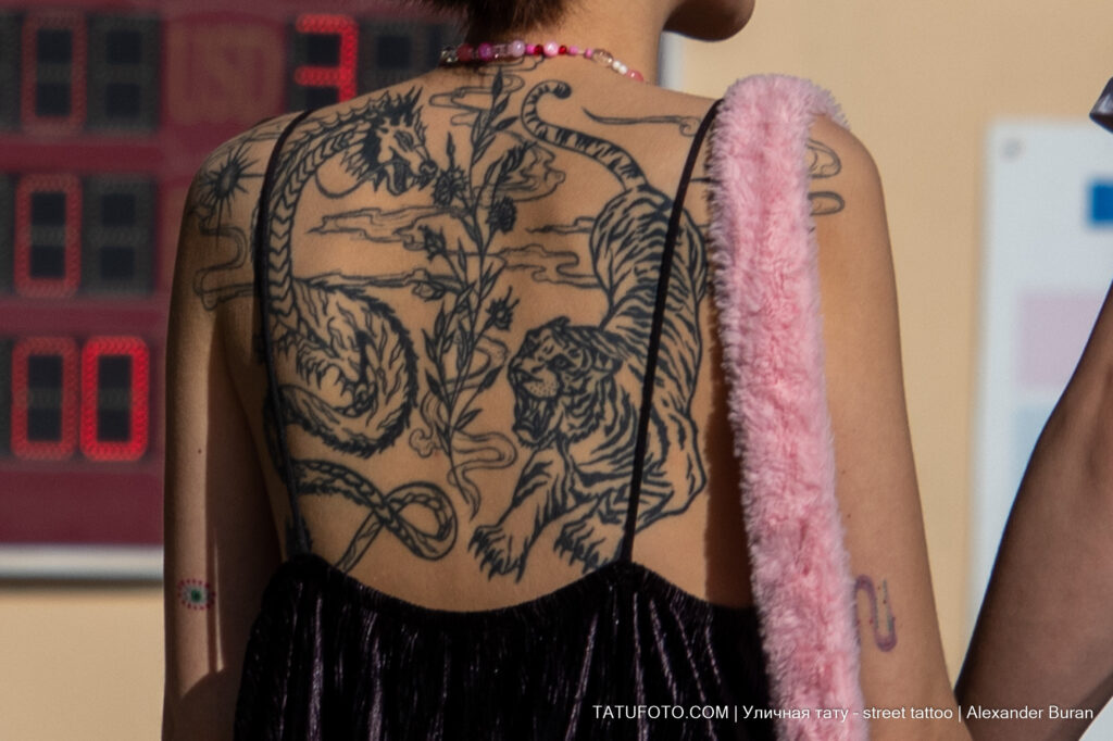 Крупная тату с тигром и драконом на всю спину миниатюрной девушки-Уличная тату-street tattoo-tatufoto.com 3