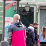 Молодой парень с тату надписью на лбу и тату крест на шее 4