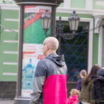 Молодой парень с тату надписью на лбу и тату крест на шее 5