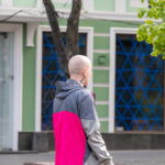 Молодой парень с тату надписью на лбу и тату крест на шее 7