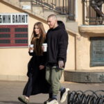 Мужчина с брутальными тату на голове, шее и руке 7