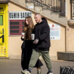 Мужчина с брутальными тату на голове, шее и руке 8