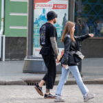 Мужчина с крупной тату коня и портретом девушки на правой руке 15