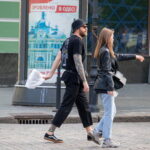 Мужчина с крупной тату коня и портретом девушки на правой руке 16