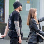 Мужчина с крупной тату коня и портретом девушки на правой руке 18