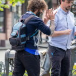 Оператор иностранной телекомпании с тату рукавом на правой руке 2