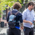 Оператор иностранной телекомпании с тату рукавом на правой руке 4