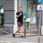 Парень с тату колючей проволоки на правой руке 6
