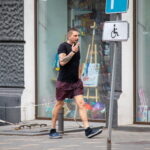 Парень с тату колючей проволоки на правой руке 7