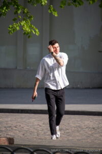 Фото тату на руке мужчины в белой рубашке, демонстрирующее рисунок татуировки в стиле реализм. Идеи для тату на предплечье и кисти.