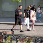 Парень с тату маленьких ангелочков внизу ног 3