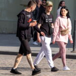 Парень с тату маленьких ангелочков внизу ног 5