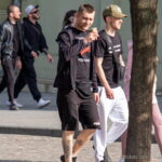 Парень с тату маленьких ангелочков внизу ног 9