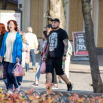 Парень с тату рунами и тату оскал медведя на руках 1