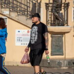 Фото тату на руке мужчины, рукава с рисунками, татуировка на груди с изображением орла, уличная фотография.