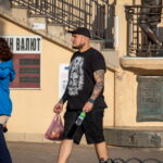 Парень с тату рунами и тату оскал медведя на руках 14