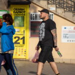 Парень с тату рунами и тату оскал медведя на руках 15