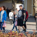 Фото тату на руке мужчины, рукав с рисунками, татуировка на груди с изображением орла, уличная фотография, повседневная жизнь.