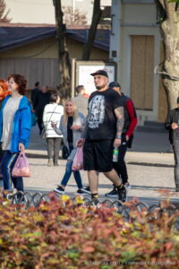 Фото тату на руке мужчины, рукав с рисунками, татуировка на груди с изображением орла, уличная фотография, повседневная жизнь.
