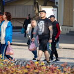 Фото тату на руке мужчины, рукав с рисунками, татуировка на груди с изображением орла, уличная фотография, повседневная жизнь.