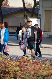 Фото тату на руке мужчины, рукав с рисунками, татуировка на груди с изображением орла, уличная фотография, повседневная жизнь.