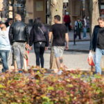 Парень с тату соты и хищник внизу правой ноги 13