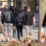 Парень с тату соты и хищник внизу правой ноги 16