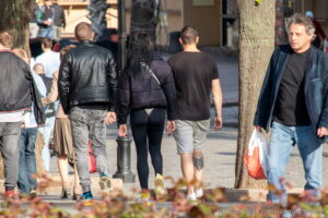 Фото татуировки: детализированный рисунок на руке мужчины, выполненный в черном цвете. Изображение включает в себя цветы, листья и другие растительные элементы.