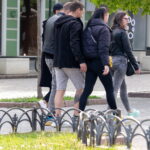Парень с тату соты и хищник внизу правой ноги 4