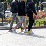 Парень с тату соты и хищник внизу правой ноги 5