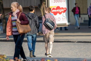 Фото тату ананаса на голени мужчины. Черно-белый рисунок татуировки в реалистичном стиле, выполненный с высокой детализацией. Идеи для тату.