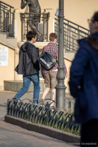 Фото тату ананаса на голени мужчины. Детализированный черно-белый рисунок татуировки в стиле реализм. Идеи для тату.
