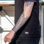 Тату крыло и енот в бабочке на руке парня -Уличная тату-street tattoo-tatufoto.com 9
