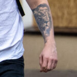 Тату морда льва на левой руке молодого парня -Уличная тату-street tattoo-24052022-tatufoto.com 7