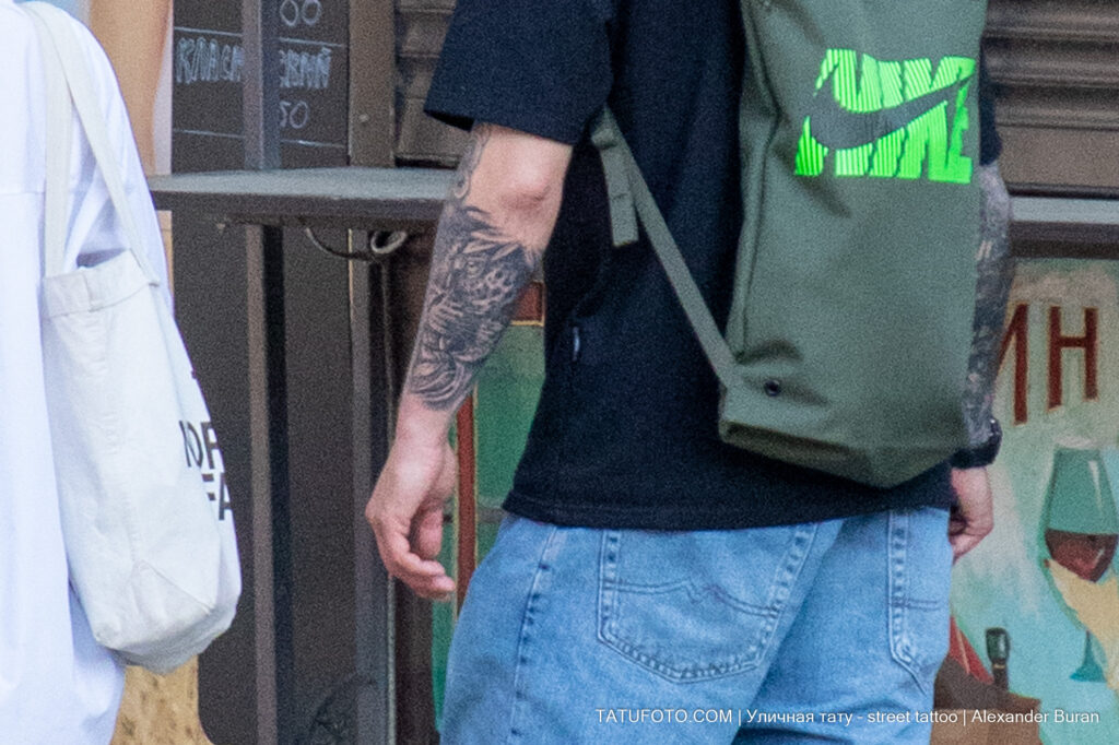 Тату морда ягуара на левой руке парня -Уличная тату-street tattoo-tatufoto.com 1